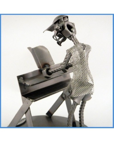 tastierista scultura metallica