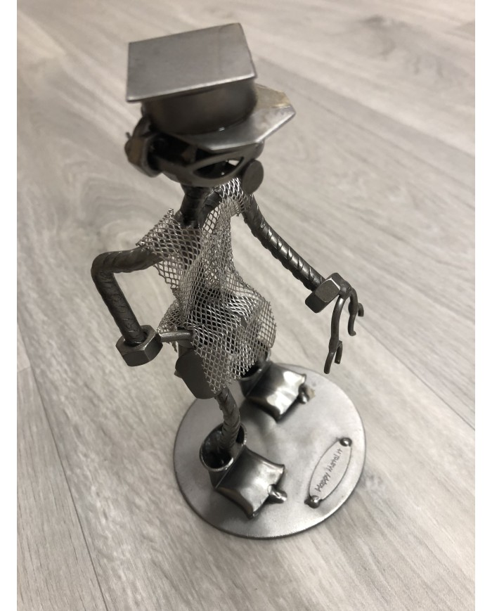 agente con manette scultura metallica