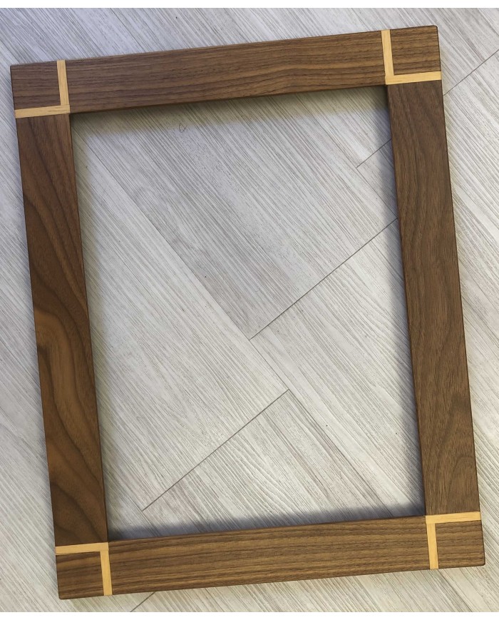 Cornice classica massello di noce  con intarsi