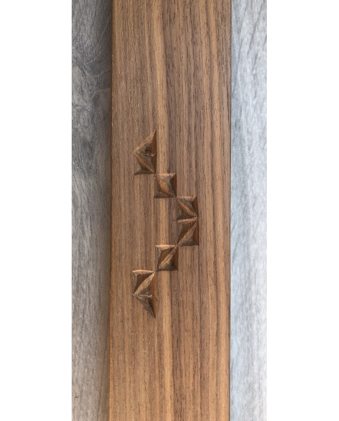Cornice classica massello di noce  con intaglio