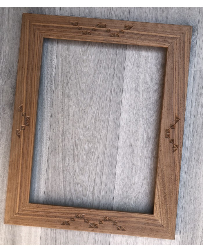 Cornice classica massello di noce  con intaglio