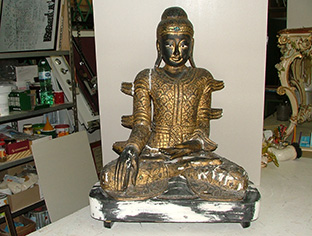 Restauro statua antica di Buddha