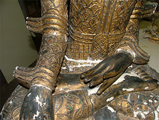 Restauro statua antica di Buddha