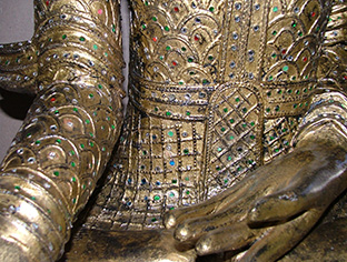 Restauro statua antica di Buddha