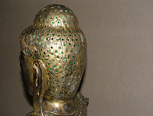 Restauro statua antica di Buddha